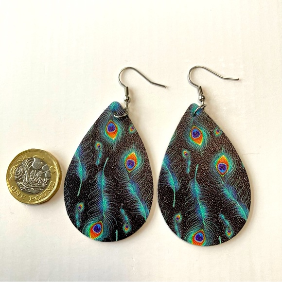 BNWT Green Peacock Feather Print on PU Leather Teardrop Earrings - Exquisite - Picture 2 of 6